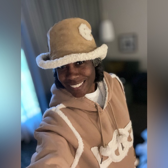 UGG Brown Hoodie with Cream Details and Suede Bucket Hat - Picture 9 of 15